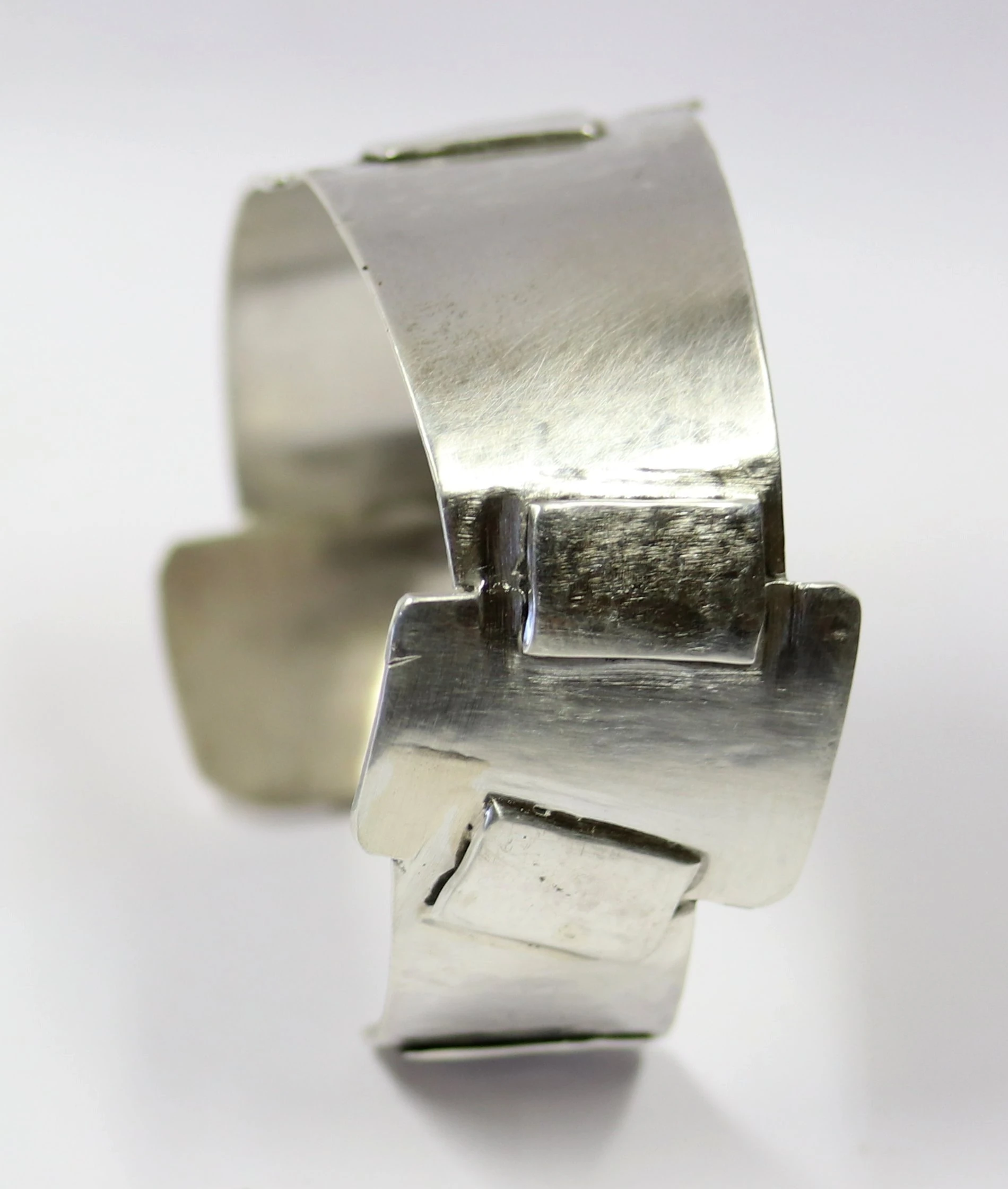 Bracelet fait de chutes d'argent martelées et assemblées par brasures